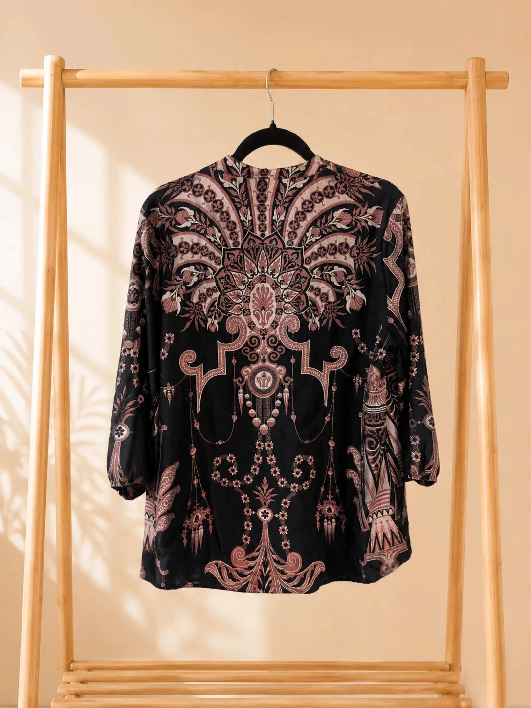 Blusa feminina XL preta com estampa boêmia mangas 3/4 fluida – photo 2